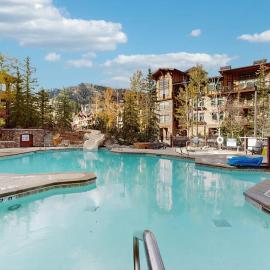Ski-in - ski-out Powderhorn Condo with Shared Hot Tubs a Pool & Gym at Club Solitude，位于索利图德的酒店