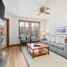 ski-in - ski-out Condo with Lovely Ski Views Shared Pool-Sauna-Hot Tub & WiFi，位于索利图德的酒店