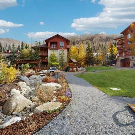ski-in - ski-out Condo with Lovely Ski Views Shared Pool-Sauna-Hot Tub & WiFi，位于索利图德的酒店