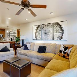 Cozy condo with shared hot tub & pool foosball near ski lifts，位于索利图德的酒店