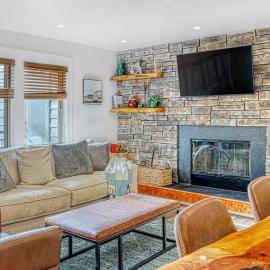 Dog-friendly second floor condo with pool & hot tub access & wood fireplace，位于本德的酒店