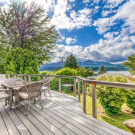 Magnificent Dog-Friendly Home with Lake & Mountain Views from the Large Deck，位于喀斯喀特洛克斯的酒店
