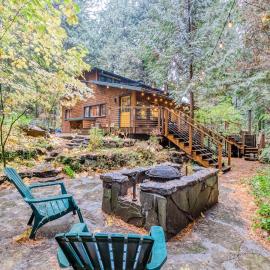 Charming Home with Free WiFi washer&dryer Wood Fireplace and Furnished Deck，位于桑迪的酒店