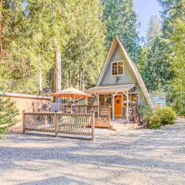 Adorable A-frame cabin withnearby river access game room wood stove firepit，位于桑迪的酒店