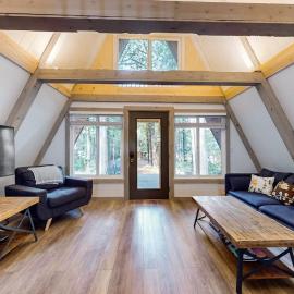 Dog-friendly A-frame near the river with game room firepit wood stove & grill，位于桑迪的酒店