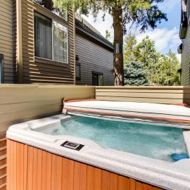 Golf course-view townhome with private hot tub & SHARC access，位于森赖弗的酒店