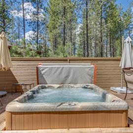Woodsy Cabin with Private Hot Tub Game Tables & 8 SHARC Passes - Dogs OK，位于森赖弗的酒店