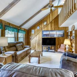 Cozy Sunriver Home with Hot Tub Wood Stove SHARC Passes，位于森赖弗的酒店