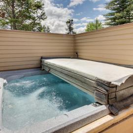 Inviting Sunriver Home with Golf Course Views and a Private Hot Tub - SHARC Access，位于森赖弗的酒店