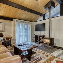 Remodeled home with hot tub SHARC passes & close to Sunriver Village - dogs OK，位于森赖弗的酒店