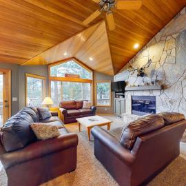 Inviting house with hot tub game tables bikes & partial mountain view，位于森赖弗的酒店