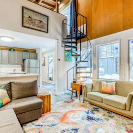 Dog-friendly home with private hot tub fast WiFi gas fireplace & SHARC passes，位于森赖弗的酒店