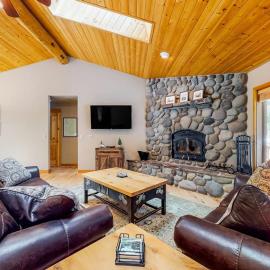 Dog-friendly home with central AC fireplace WiFi washer&dryer，位于森赖弗的酒店