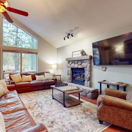 Gorgeous home with private hot tub SHARC passes bikes WiFi streaming，位于森赖弗的酒店