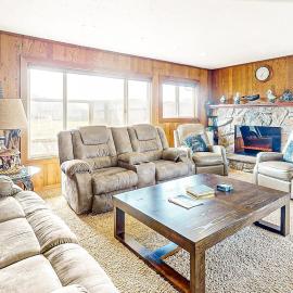 Dog-friendly oceanfront beach home with private hot tub and stunning ocean views，位于亚查茨的酒店