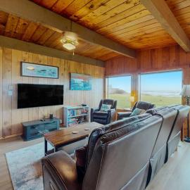 Oceanfront Dog-Friendly Home with Fireplace Ocean View Beach Access & WiFi，位于亚查茨的酒店