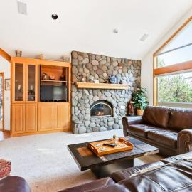 Spacious House with Private Hot Tub Golf Course Views & Furnished Outdoor Living，位于森赖弗的酒店