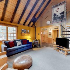 Cabin-style home with hot tub SHARC passes central location near skiing & golf，位于森赖弗的酒店