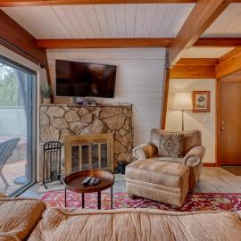 Cozy Family Cabin with Hot Tub Bikes Dog-Friendly Free WIFI with SHARC passes，位于森赖弗的酒店