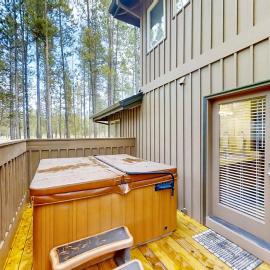 Quiet home with 8 SHARC passes private hot tub deck Ping-Pong & fireplace，位于森赖弗的酒店