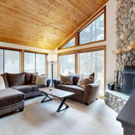 Charming home with fireplace hot tub WiFi SHARC access bikes，位于森赖弗的酒店