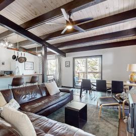 Walk to Ski Lift - Modern Top-Floor Mountain-View Getaway Near Scenic Trails，位于阿尔卑斯山草甸的酒店