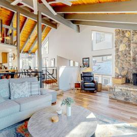 Condo near Lake Tahoe with pool hot tub grill & wood fireplace - sleeps 6