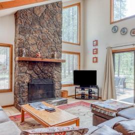 House with Private Hot Tub and Lovely Deck - Eight SHARC Passes，位于森赖弗的酒店