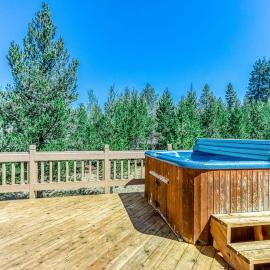 Comfortable Sunriver Home with Private Hot Tub and WiFi - Free SHARC Access，位于森赖弗的酒店