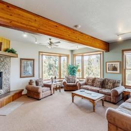 Lake- & mountain-view lodge with hot tub rooftop deck & pool table sleeps 10，位于西风湾的酒店