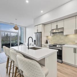 Lake Simcoe Stays - Friday Harbour's Official Rental Program - Aspen Suite，位于Innisfil的酒店