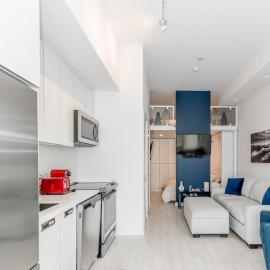 Lake Simcoe Stays - Friday Harbour's Official Rental Program - Beech Suite，位于Innisfil的酒店