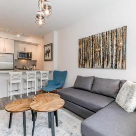 Lake Simcoe Stays - Friday Harbour's Official Rental Program - Tamarack Suite，位于Innisfil的酒店