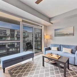 Lake Simcoe Stays - Friday Harbour's Official Rental Program - Walnut Suite，位于Innisfil的酒店