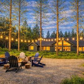 Playground in the Pines，位于罗纳德的酒店