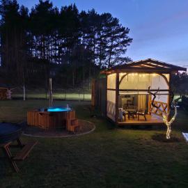 Święty Spokój Bielinek balia jacuzzi taras Chojna Cedynia，位于Cedynia的酒店