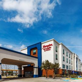 Hampton Inn & Suites by Hilton Tomball Houston NW，位于汤博尔的酒店