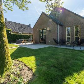 Vakantiehuis & sauna, weids uitzicht，位于Ewijk的酒店