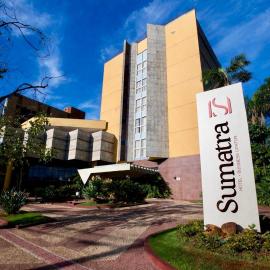 Sumatra Hotel e Centro de Convenções，位于隆德里纳的酒店
