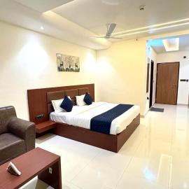 Hotel Parv Vilas，位于Behror的酒店