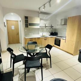 Modern 2BR Apartment in Msida near Skate Park，位于姆西达的酒店