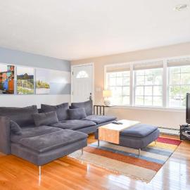 Fully Renovated Walk to Scargo Lake，位于丹尼斯的酒店