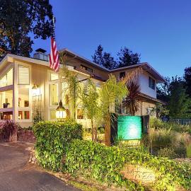 Saratoga Oaks Lodge，位于萨拉托加的酒店