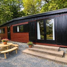 Neaum Crag Lodge ideal for a couple or family with young children in a woodland setting at Skelwith Bridge，位于格拉斯米尔的酒店