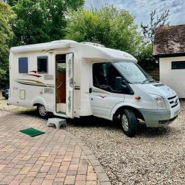 Air Conditioned Motorhome Escape in Surrey，位于艾什的酒店