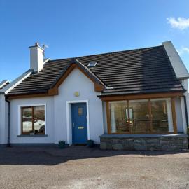 House No 10, Dingle Lispole holiday homes，位于Lispole的酒店