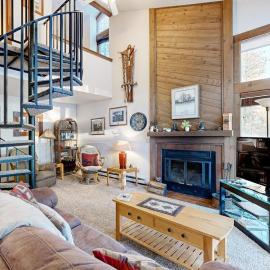 Cozy McCall Condo With Deck and Wood Fireplace，位于McCall的酒店