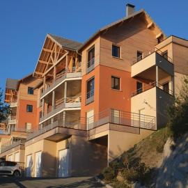 Mobile homes for 4 people with lake view in Residence L'Ecrin du Lac, Chorges，位于绍尔日的酒店
