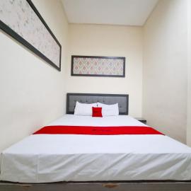 RedDoorz at Hotel Galaksi Ponorogo，位于Ponorogo的酒店