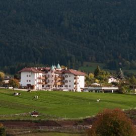 Hotel Rosa Resort，位于卡瓦雷诺的酒店